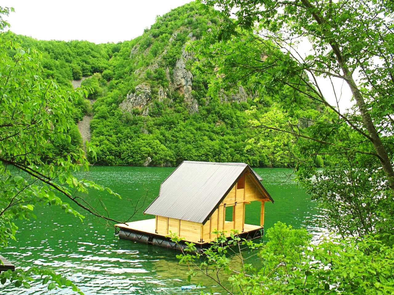 Reka Drina - Kućica na reci